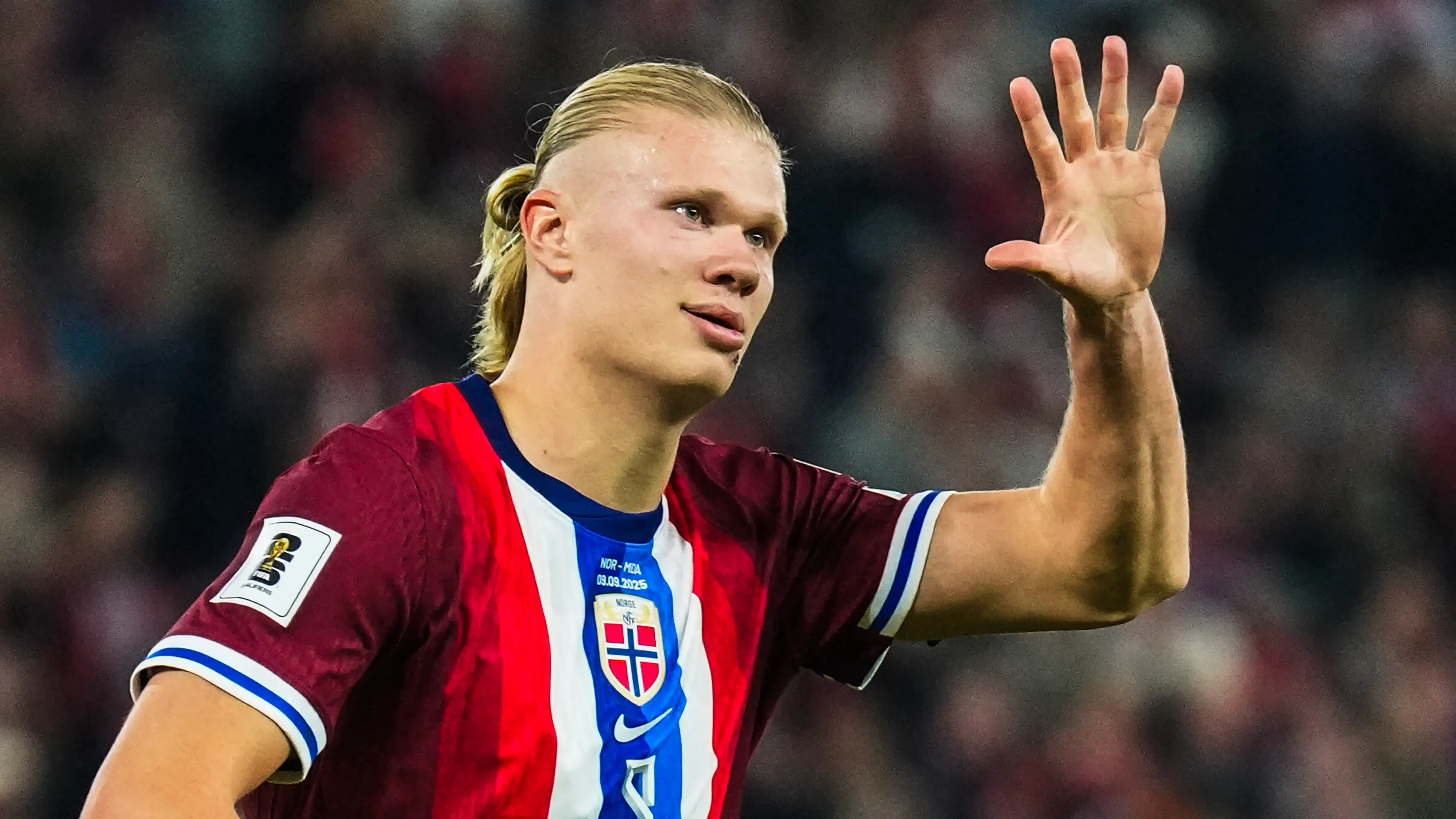 <img src="imagem.jpg" alt="Haaland comemorando gol com a comisa da Noruega">