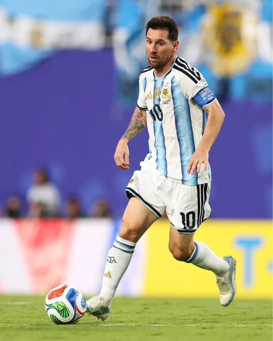<img src="imagem.jpg" alt="Lionel Messi em campo contra a Argélia">
