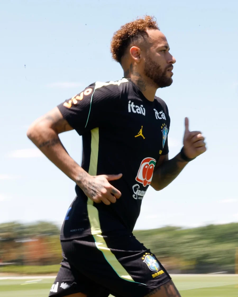 <img src="imagem.jpg" alt="Neymar treinando na seleção brasileira">